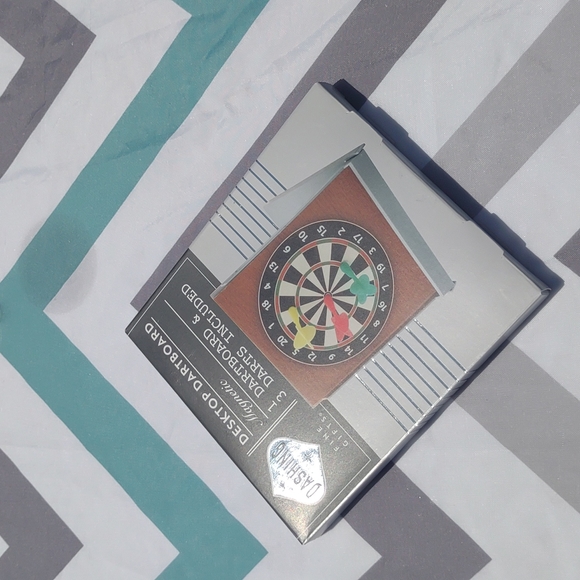 🎁 🆕 desktop magnetic mini dart board gift set - Picture 2 of 7